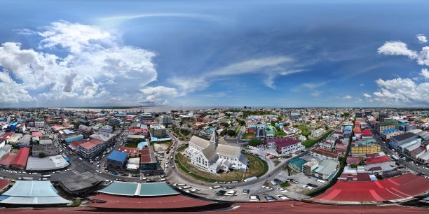 在圭亚那乔治城的阳光明媚的下午，使用无人机拍摄的圣乔治大教堂的360度航拍照片图片下载