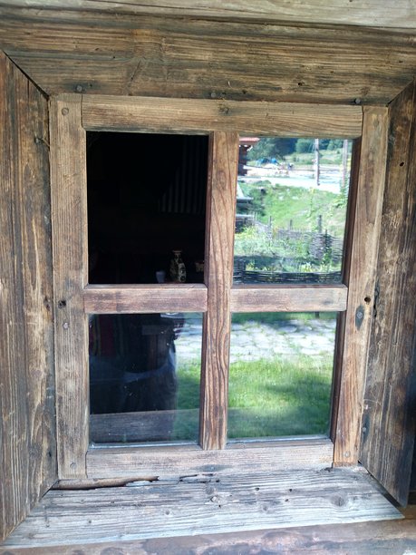 老旧窗户的竖版彩色照片图片下载