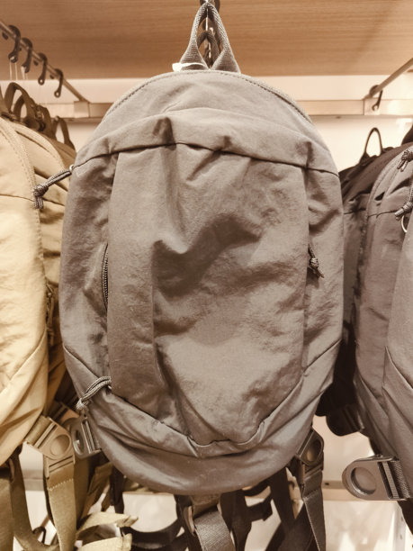 一张户外背包挂在商店墙上的特写照片图片下载