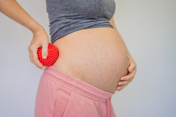 孕妇使用按摩器进行自我按摩图片下载