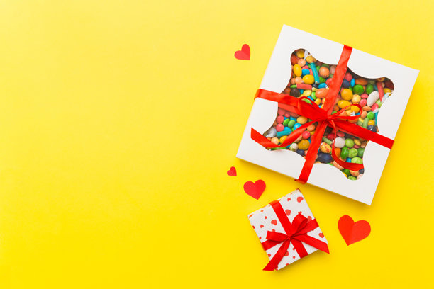 情人节构图：甜蜜的糖果，带有蝴蝶结的礼品盒和红色毛毡心，照片模板，背景。俯视图，留白空间。图片下载
