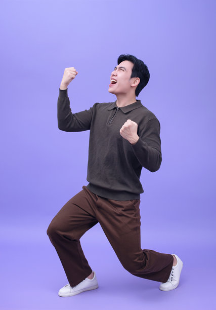 紫色背景下的年轻亚洲男性照片图片下载