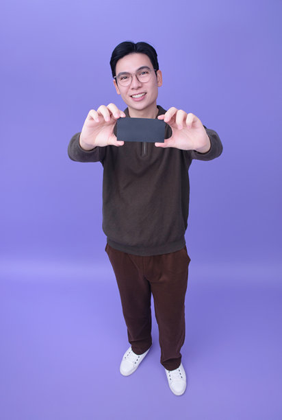 紫色背景下的年轻亚洲男性照片图片下载