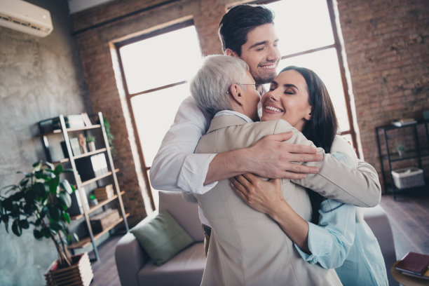 友好的企业同事在现代阁楼风格的室内商务中心相拥而立的照片图片下载