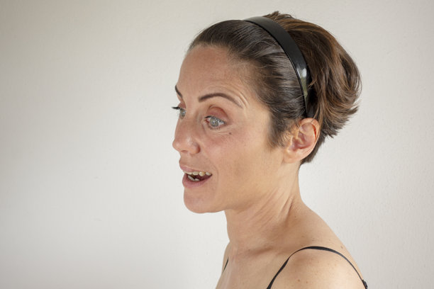 成年女性肖像照片。一个人。短发。摄影棚拍摄。图片下载