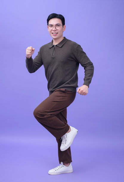 紫色背景下的年轻亚洲男性照片图片下载