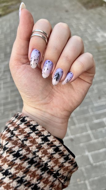 一只美甲精致的女性手的竖版照片图片下载