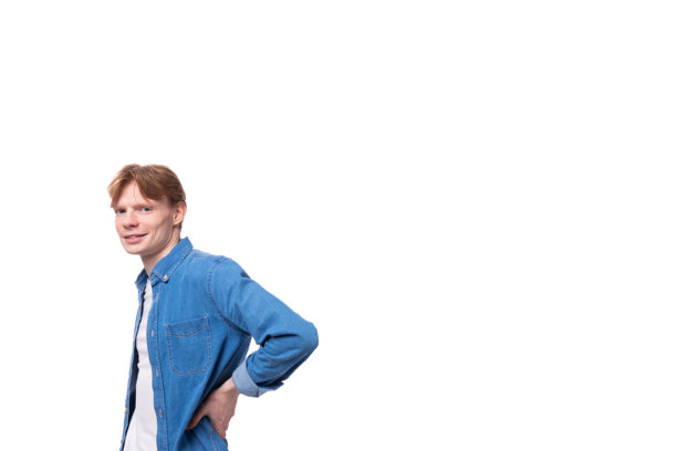 年轻、修饰得体的白人红发男士穿着牛仔衬衫，背景为白色，留有空白空间。全景照片图片下载