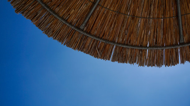 黄色稻草伞与蓝天的抽象照片图片下载