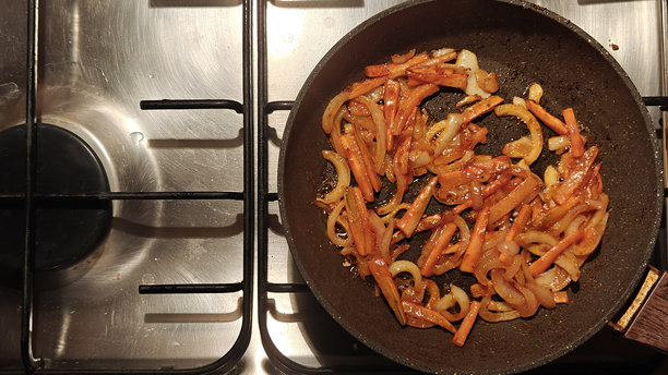 在脏锅中用煤气炉炒制健康的蔬菜。特写横向照片。家庭烹饪。图片下载