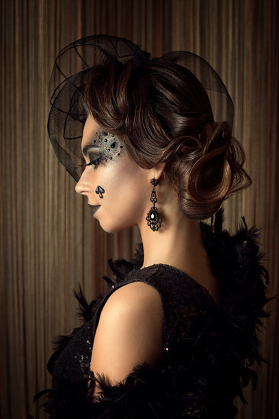 穿着黑色裙子的女王。美丽的棕发女性肖像。高贵的女士。纸牌游戏。艺术照片。图片下载