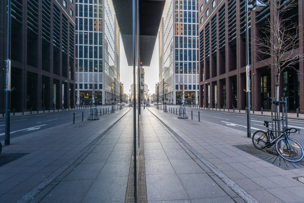 金融区街道上的天际线景观。德国法兰克福的绝佳城市照片。图片下载