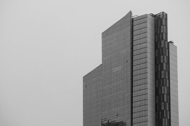 黑白照片展示简单极简主义建筑外观设计的办公楼视图图片下载