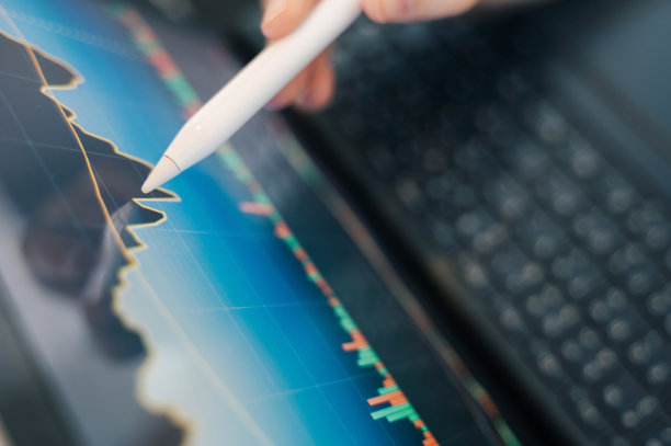 快乐的亚洲千禧女性通过手机应用学习新的投资模式，进行金融投资和购买加密货币。图片下载