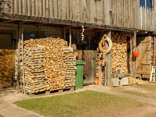 农场谷仓和为冬季准备的柴火的图片图片下载