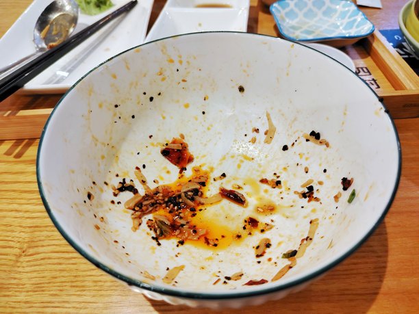 吃完方便面后的脏碗，白色背景上的特写照片图片下载