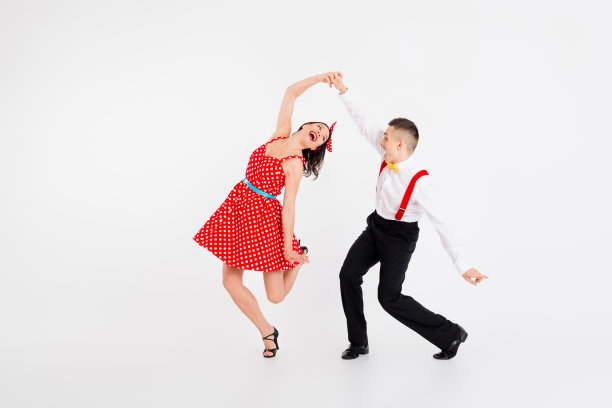 两位年轻优雅的人在白色背景上尽情跳舞的全身照片图片下载