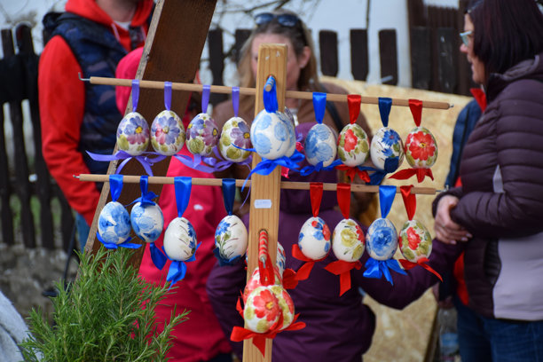 霍洛科复活节庆典上的手绘彩色花卉设计复活节彩蛋图片下载