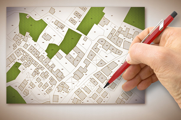 手绘一幅虚构的地籍图，展示桌子上可用于建筑施工的空旷绿地 - 概念图图片下载