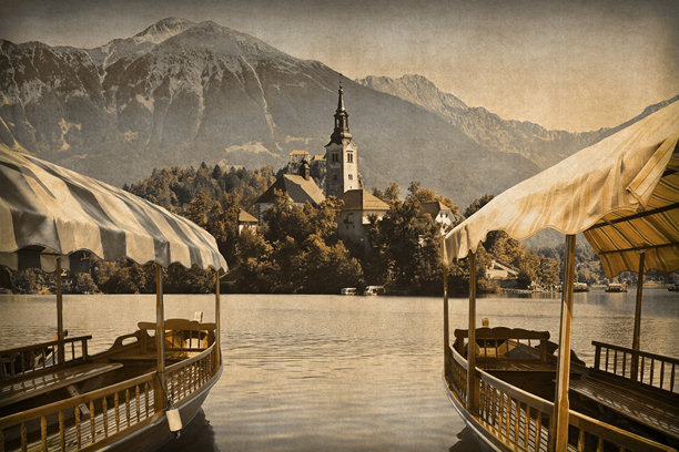斯洛文尼亚最著名的湖泊布莱德湖，湖中有教堂的小岛和典型的木船，称为普莱特纳（欧洲 - 斯洛文尼亚） - 添加了复古和怀旧的照片效果图片下载
