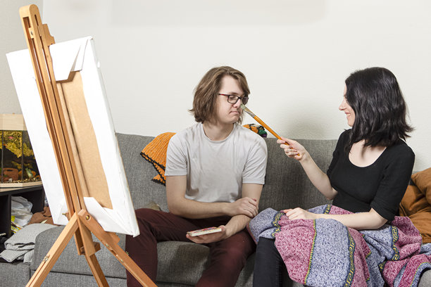 快乐的年轻情侣一起涂刷和修复抽屉，享受欢乐时光。横向图片图片下载