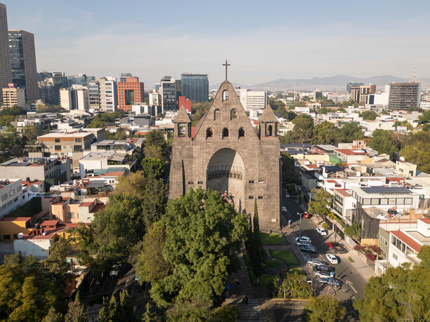在阳光明媚的日子里，CDMX的Polanco地区的无人机照片图片下载