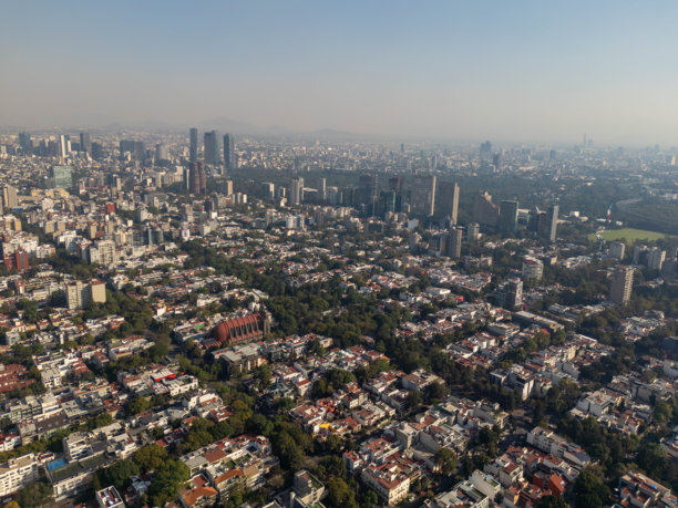 阳光明媚的日子里，CDMX的波兰科区无人机拍摄照片图片下载