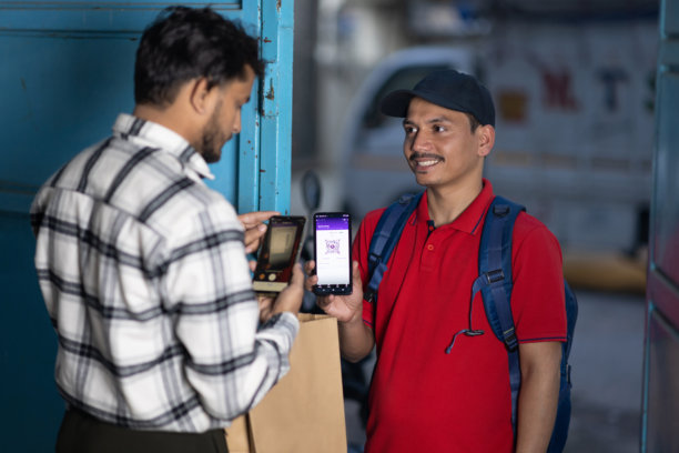 穿着制服的快递员与客户交付包裹的肖像照片图片下载