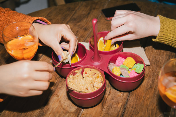 用户生成内容。个人档案照片。视角。由真实人物拍摄的复古风格照片。女性的手在鸡尾酒聚会上吃零食。图片下载