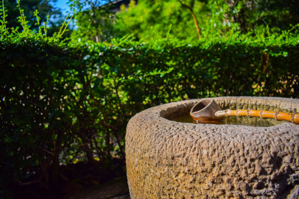 这张照片捕捉了传统日本石头花园的宁静氛围。图片下载