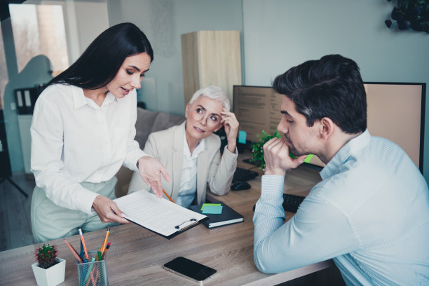 商务人士在现代工作站开会分析统计数据的照片图片下载
