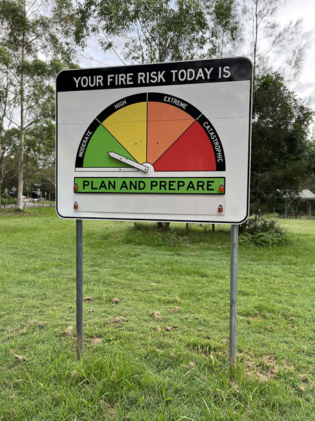 照片显示了一个火灾风险警告标志，指示器设置为绿色“计划和准备”。图片下载