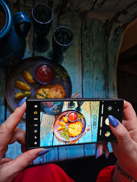 女人拍摄意大利菜肴的照片图片下载