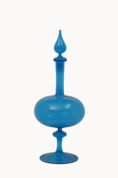 刻花玻璃花瓶、杯子和家居配件的工作室拍摄照片图片下载