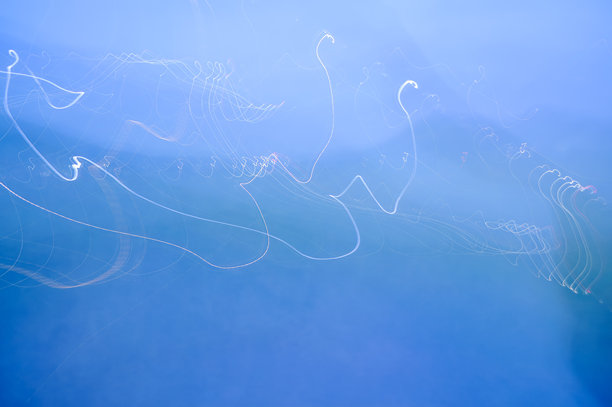 长时间曝光的照片，带有霓虹灯的氛围。图片下载