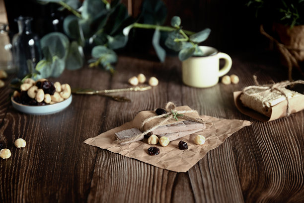 照片展示了一块用牛皮纸包装的巧克力。图片下载