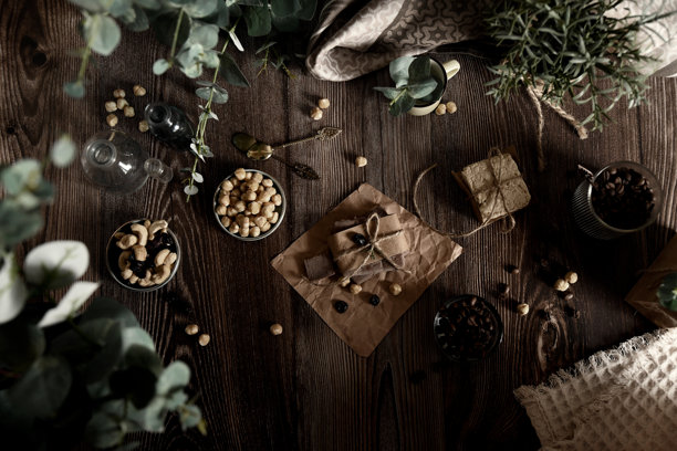 这张照片展示了各种坚果的组合，包括腰果、榛子、哈瓦、巧克力和咖啡。图片下载