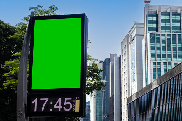圣保罗城市中的绿色色键广告牌模型。使用此照片日模型。图片下载