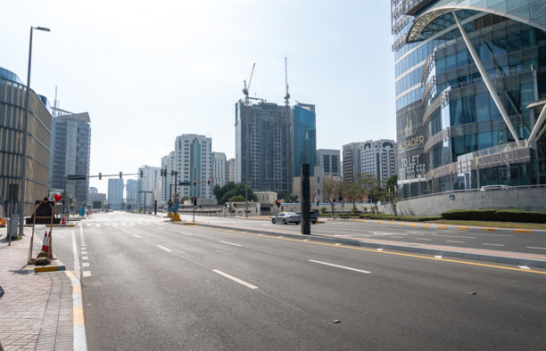 阿布扎比宽阔的街道与摩天大楼、现代建筑，编辑图片图片下载