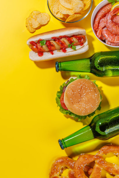 一张生动的照片，展示了啤酒与各种小吃和快餐的搭配图片下载