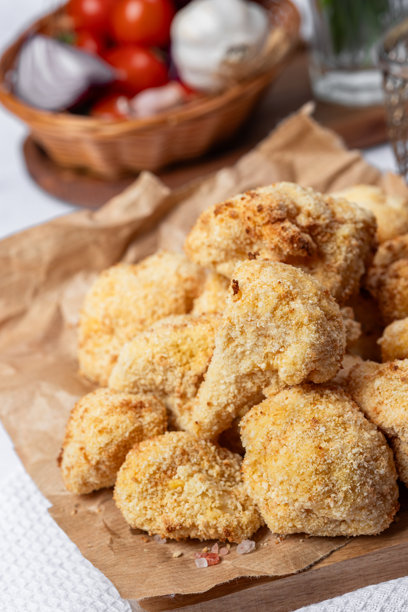 花椰菜薯条，健康菜肴，裹面糊的花椰菜。健康快餐。低卡路里薯条。卷心菜，西红柿。油炸锅。高质量照片。图片下载