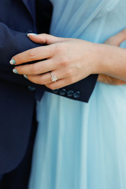 在田野中牵手的恩爱情侣库存照片图片下载