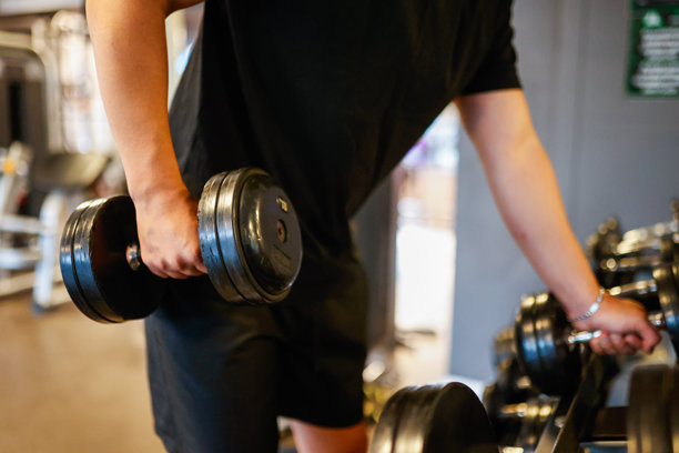 健身动力 - 男子举重锻炼的库存照片图片下载