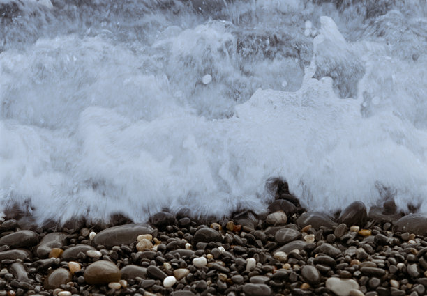 希俄斯岛黑色卵石海滩的复古胶卷彩色照片图片下载