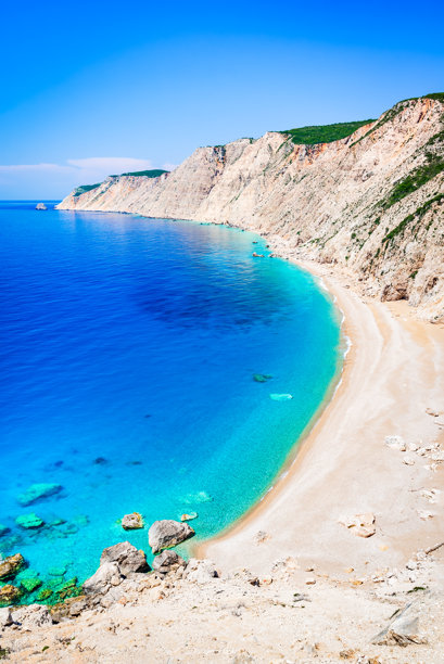 希腊普拉提亚阿莫斯。凯法利尼亚令人惊叹的海滩，拥有碧蓝的海水。图片下载