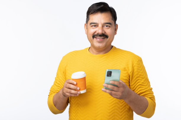 中年男子在白色背景下喝咖啡的肖像照片图片下载