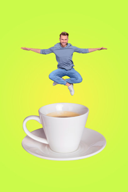 早安，年轻男咖啡师在巨大的咖啡杯中跳跃漂浮的3D照片拼贴艺术作品图片下载