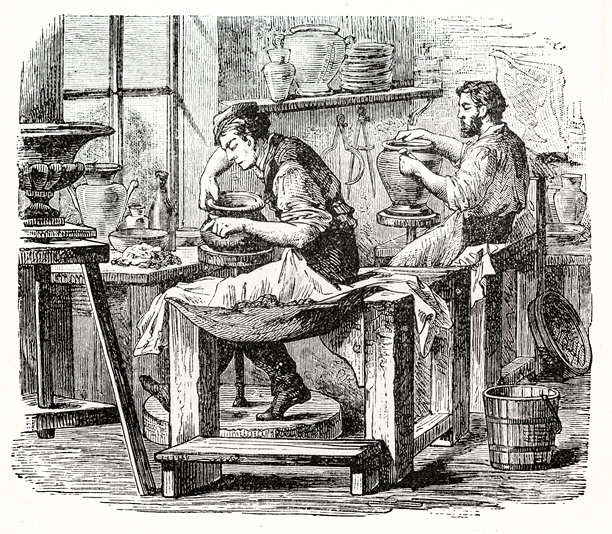 制陶用的是两个制陶工人在工作时用的制陶轮图片下载