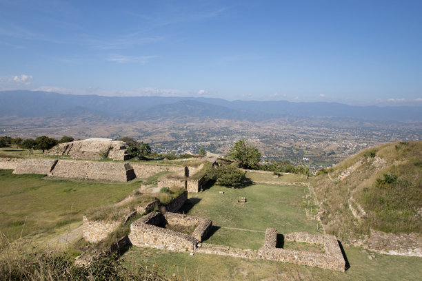 墨西哥瓦哈卡地区蒙特阿尔班古代考古遗址的下沉庭院。扎波特克人的古都，也是中美洲最早的城市之一。图片下载