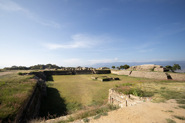 墨西哥瓦哈卡地区蒙特阿尔班古代考古遗址的下沉庭院。扎波特克人的古都，也是中美洲最早的城市之一。图片下载
